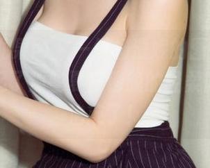 UGirls尤果网 – 一组杨漫妮的图片，剧情让我想起了那些夏日傍晚的轻柔微风，太治愈了！