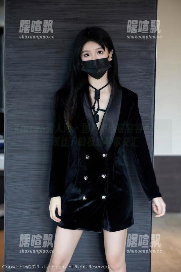 Xiuren秀人网 - 图片中的容容容Alice：灰丝下的视线与你交汇