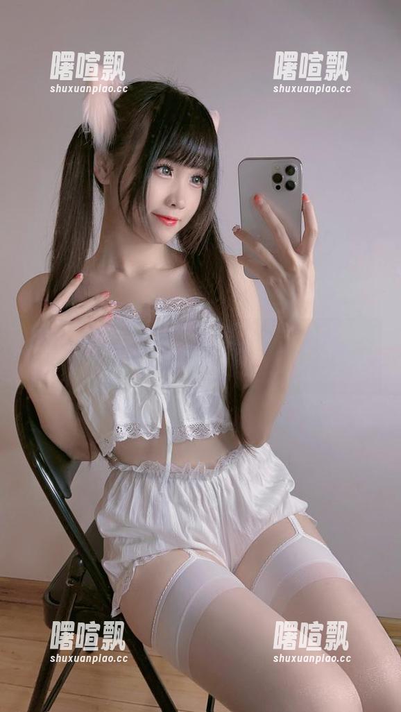 miko酱ww 缠绕制服背后的故事:Miko酱的美图分享,让你感受服装的重量!