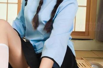 丽柜 – 写真里的然然：一个女孩的调皮瞬间