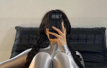 微密圈 – 免费观赏俏妞qiaoniuTT的双人美图，感觉这光影就在我眼前跳舞，喵