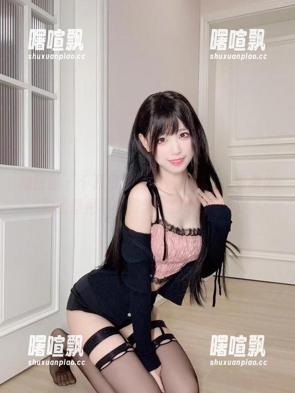 微密圈 - 十万口草莓粥粥又来了，带着她的比基尼写真资源！你心动了吗？