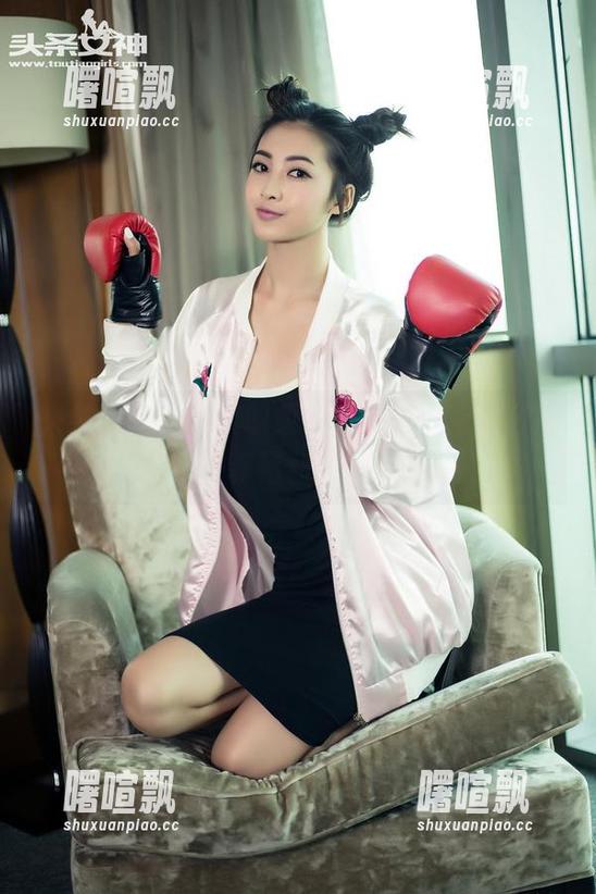 头条女神-尹菲 头条女神 - 一套职业装,竟然也能这么撩人!尹菲福利图片来袭!