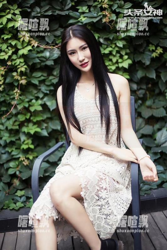 头条女神 - 清纯学妹李思彤的原图，感觉就像小时候的冬日阳光，无声无息地温暖了心底的角落。