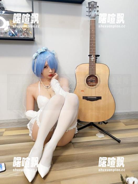 原图里的小女巫露娜和和服桃心黑色长筒袜，套图把我的审美开启了新世界的大门！