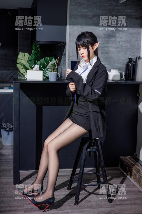 在桜桃喵的纯白私拍图包里找寻那一点点暧昧