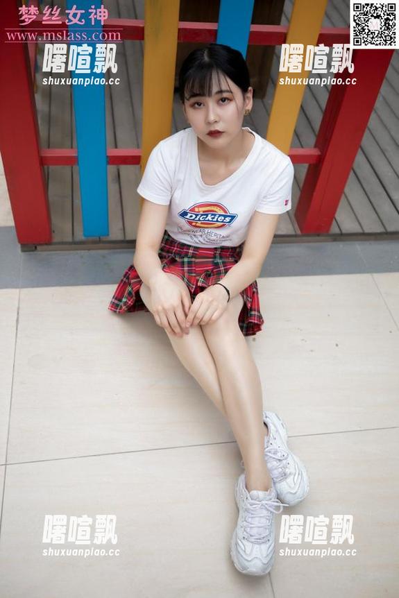 梦丝女神 - 乔儿与粉色的邂逅：照片里的浪漫氛围