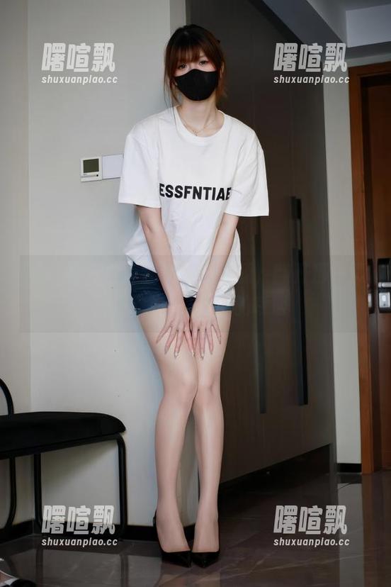 微密圈 - 白龙猫女眼镜资源，翻开那一页，仿佛感受到她的呼吸