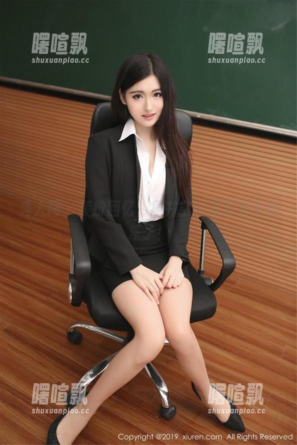 秀人网 - 装扮回忆，周井空校服资源里找乐子！