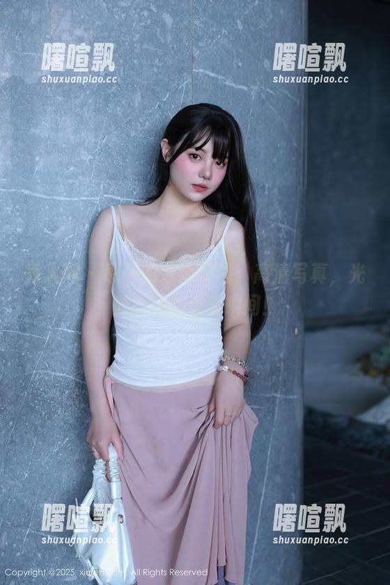 秀人网 - 恩一的泳池梦境：高清写真，光影交错的温柔瞬间！