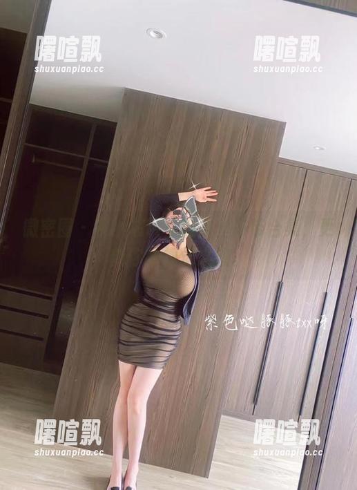 微密圈 - 童小芯带你逛黑丝吊带合集，更新你的视觉之旅。