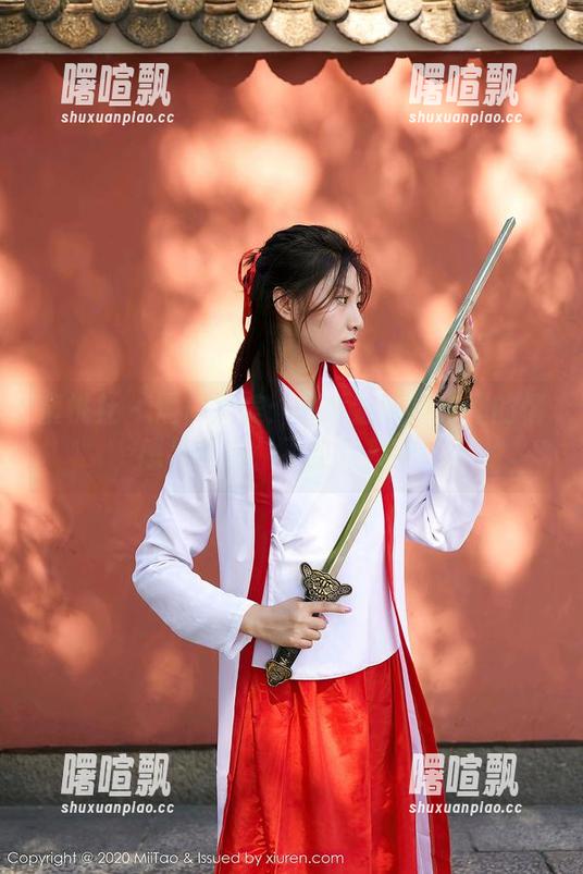 蜜桃社 - 黑白之美：伊琳定制写真里的情感与氛围，不止是视觉！