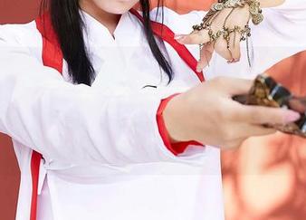 蜜桃社 – 想要高清写真里的泳装灵感？冰露已经准备好了，水面反射的光线和那迷人的身影！