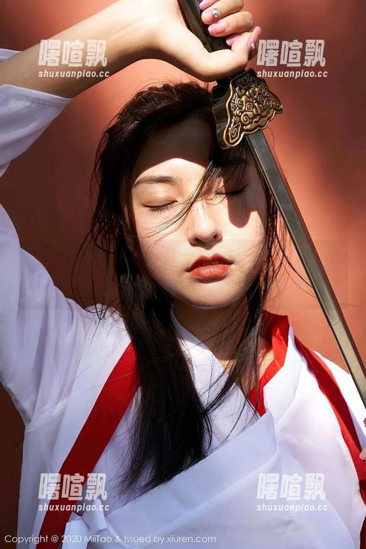 蜜桃社 - 蜜蕊Mary的职业装高清写真：上班和约会竟然可以这样无缝切换？