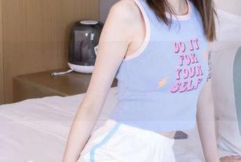 袜啵啵 – 高清厚黑丝图集：小甜豆的花絮版，调皮又撩人！