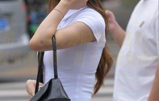 魔镜街拍 – 解锁婷婷的黑丝魅力：这份图集绝对值得下载，把工作都变得好看！