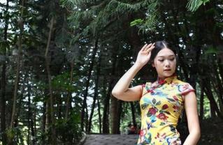 魔镜街拍 – 视觉享受，婷婷白色吊带连衣裙黑丝美腿在线美图一览