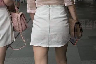 魔镜街拍 – 曼曼写真更新：裤里丝的奇妙旅程，一起来探险吧！
