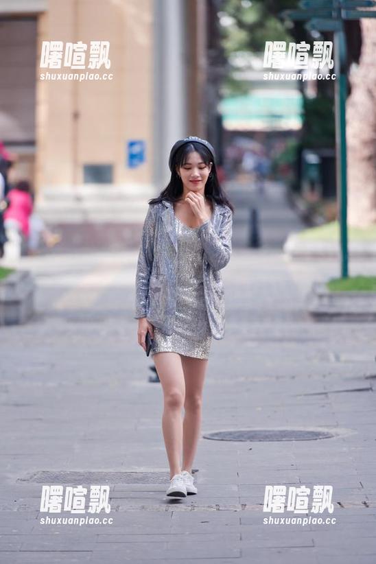 魔镜街拍：套图揭示白色吊带肉丝美女的轻轨之梦，私拍中的暧昧流动